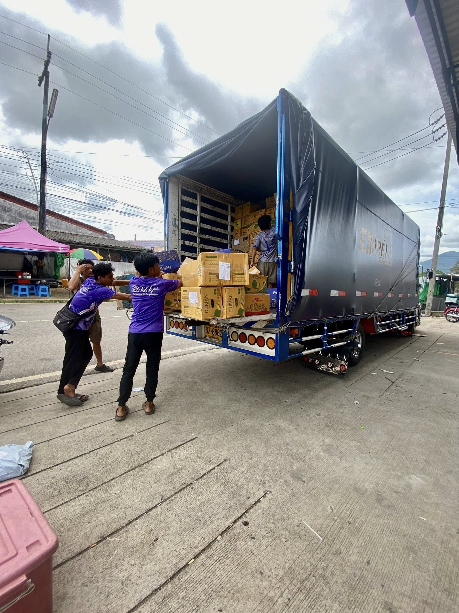 ขนส่งกล่องสินค้าอิเล็กทรอนิกส์ ชลบุรี – สุราษฎร์ธานี